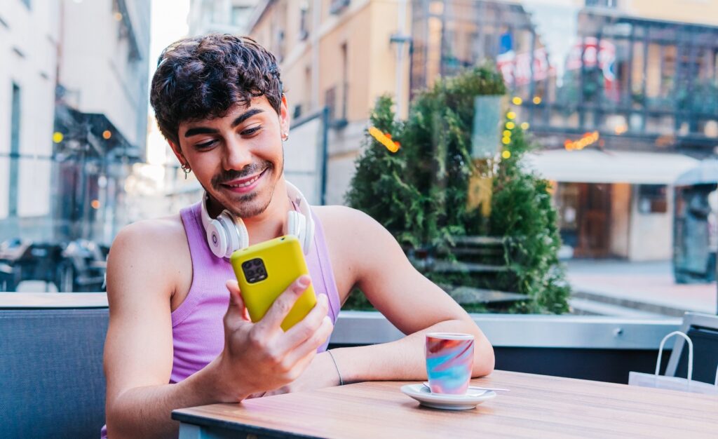 Man-at-a-cafe-browsing-cellphone